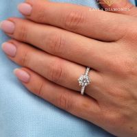 Round Cut Engagement Rings with Elegant 2D Halo Design
