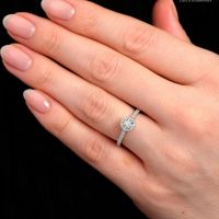 Elegant round-cut engagement rings for a timeless romantic glow